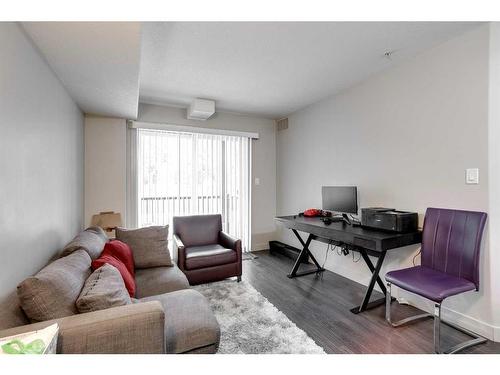 1115-7901 King Street, Fort Mcmurray, AB - Indoor Photo Showing Living Room