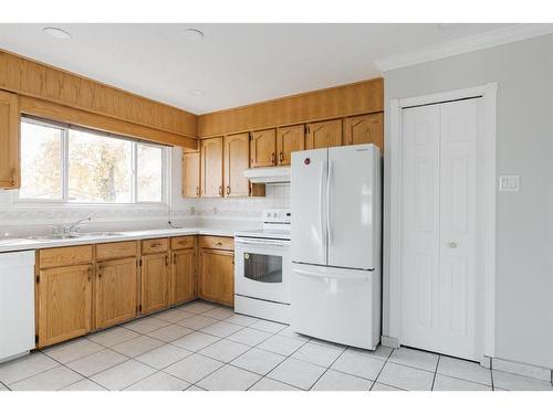 23 Maciver Street, Fort Mcmurray, AB - Indoor Photo Showing Kitchen