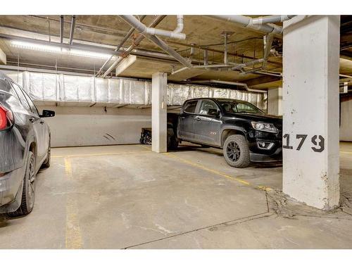 1219-7901 King Street, Fort Mcmurray, AB - Indoor Photo Showing Garage