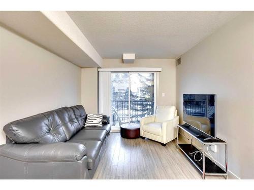 1219-7901 King Street, Fort Mcmurray, AB - Indoor Photo Showing Living Room