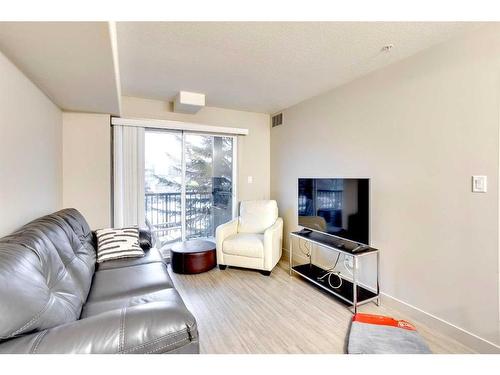 1219-7901 King Street, Fort Mcmurray, AB - Indoor Photo Showing Living Room