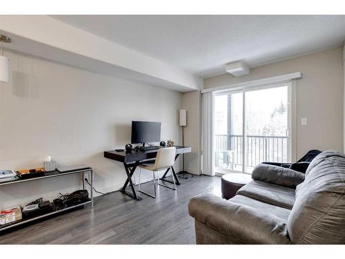 1317-7901 King Street, Fort Mcmurray, AB - Indoor Photo Showing Living Room