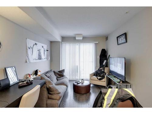 1318-7901 King Street, Fort Mcmurray, AB - Indoor Photo Showing Living Room