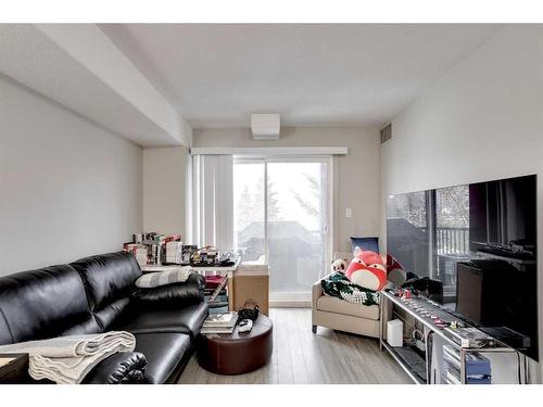 1319-7901 King Street, Fort Mcmurray, AB - Indoor Photo Showing Living Room