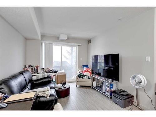 1319-7901 King Street, Fort Mcmurray, AB - Indoor Photo Showing Living Room