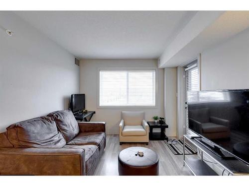 1422-7901 King Street, Fort Mcmurray, AB - Indoor Photo Showing Living Room