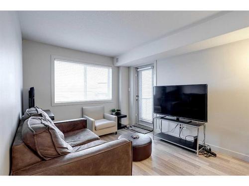 1422-7901 King Street, Fort Mcmurray, AB - Indoor Photo Showing Living Room