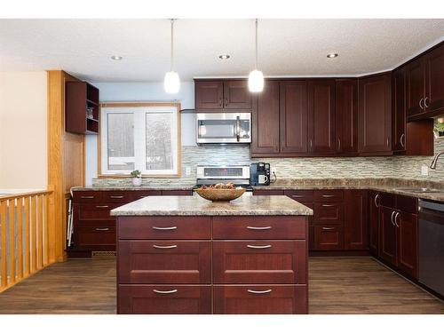 192 Torrie Crescent, Fort Mcmurray, AB - Indoor Photo Showing Kitchen With Upgraded Kitchen