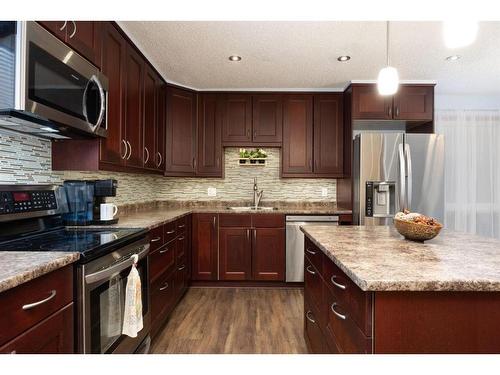 192 Torrie Crescent, Fort Mcmurray, AB - Indoor Photo Showing Kitchen With Double Sink With Upgraded Kitchen