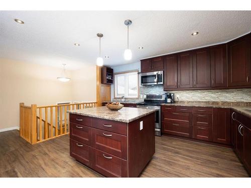 192 Torrie Crescent, Fort Mcmurray, AB - Indoor Photo Showing Kitchen With Upgraded Kitchen