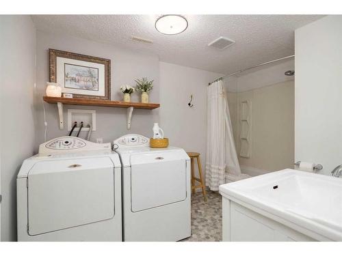 328 Ermine Crescent, Fort Mcmurray, AB - Indoor Photo Showing Laundry Room