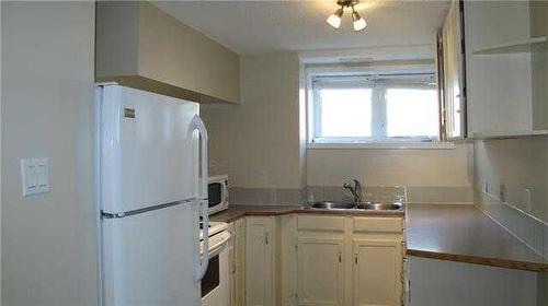 142 Wolverine Drive, Fort Mcmurray, AB - Indoor Photo Showing Kitchen With Double Sink