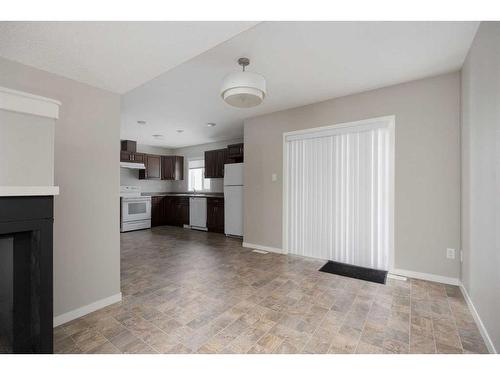 16-120 Warren Way, Fort Mcmurray, AB - Indoor Photo Showing Kitchen