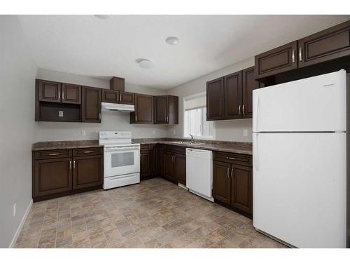 16-120 Warren Way, Fort Mcmurray, AB - Indoor Photo Showing Kitchen