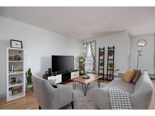 300-14921 Macdonald Drive, Fort Mcmurray, AB - Indoor Photo Showing Living Room