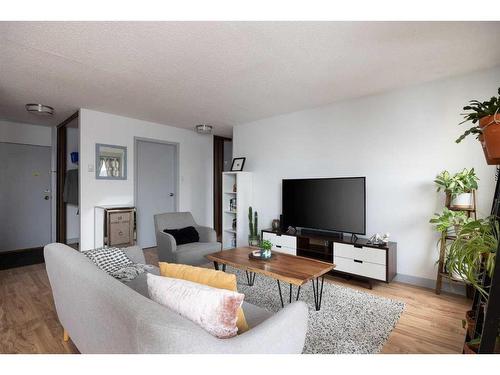 300-14921 Macdonald Drive, Fort Mcmurray, AB - Indoor Photo Showing Living Room