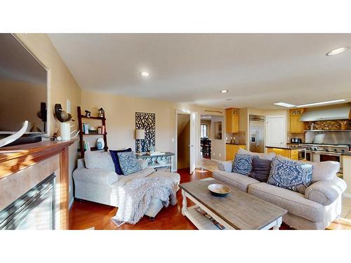 201 Pickles Crescent, Fort Mcmurray, AB - Indoor Photo Showing Living Room