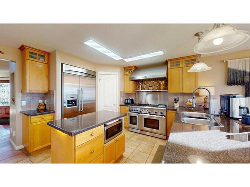 201 Pickles Crescent, Fort Mcmurray, AB - Indoor Photo Showing Kitchen With Stainless Steel Kitchen With Double Sink With Upgraded Kitchen