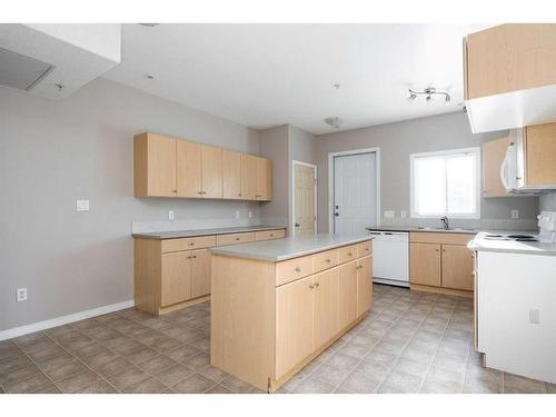 5101-200 Lougheed Drive, Fort Mcmurray, AB - Indoor Photo Showing Kitchen