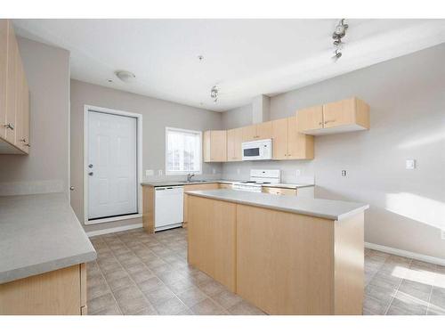 5101-200 Lougheed Drive, Fort Mcmurray, AB - Indoor Photo Showing Kitchen