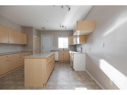 5101-200 Lougheed Drive, Fort Mcmurray, AB - Indoor Photo Showing Kitchen