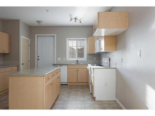 5101-200 Lougheed Drive, Fort Mcmurray, AB - Indoor Photo Showing Kitchen