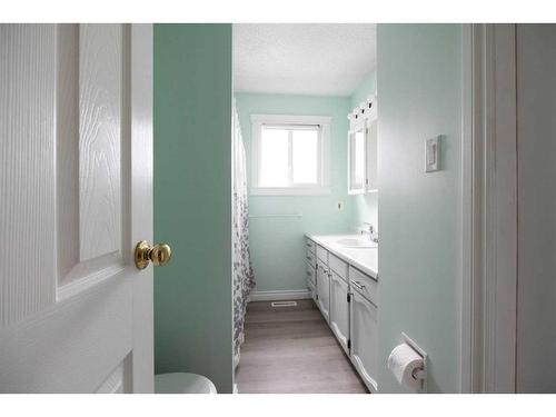 185 Ross Haven Drive, Fort Mcmurray, AB - Indoor Photo Showing Bathroom