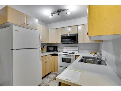 3307-200 Lougheed Drive, Fort Mcmurray, AB - Indoor Photo Showing Kitchen With Double Sink