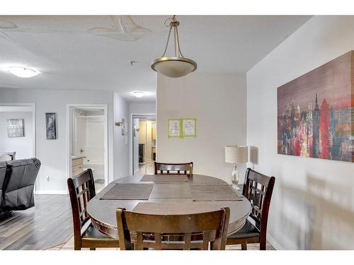 3307-200 Lougheed Drive, Fort Mcmurray, AB - Indoor Photo Showing Dining Room