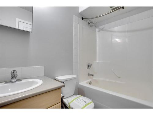 3307-200 Lougheed Drive, Fort Mcmurray, AB - Indoor Photo Showing Bathroom