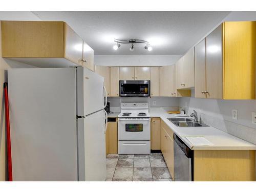 3307-200 Lougheed Drive, Fort Mcmurray, AB - Indoor Photo Showing Kitchen With Double Sink