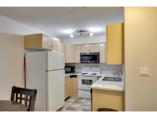 3307-200 Lougheed Drive, Fort Mcmurray, AB - Indoor Photo Showing Kitchen With Double Sink