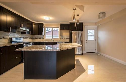 517 Beacon Hill Drive, Fort Mcmurray, AB - Indoor Photo Showing Kitchen With Upgraded Kitchen