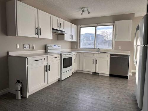 136 Wylie Place, Fort Mcmurray, AB - Indoor Photo Showing Kitchen