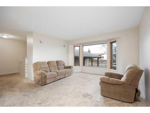 281 Beaton Place, Fort Mcmurray, AB - Indoor Photo Showing Living Room