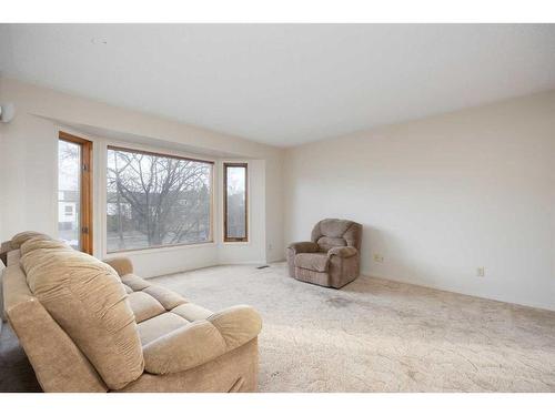 281 Beaton Place, Fort Mcmurray, AB - Indoor Photo Showing Living Room