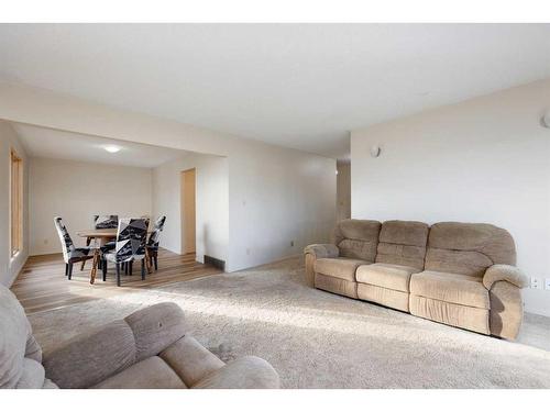 281 Beaton Place, Fort Mcmurray, AB - Indoor Photo Showing Living Room