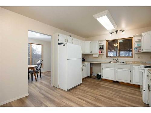 281 Beaton Place, Fort Mcmurray, AB - Indoor Photo Showing Kitchen With Double Sink