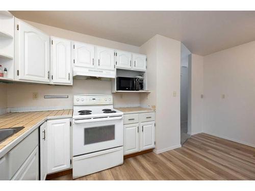 281 Beaton Place, Fort Mcmurray, AB - Indoor Photo Showing Kitchen