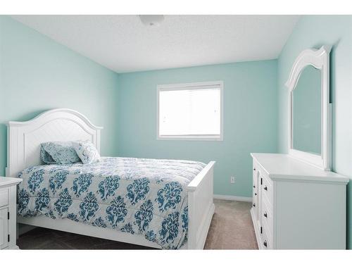 148 Kodiak Crescent, Fort Mcmurray, AB - Indoor Photo Showing Bedroom