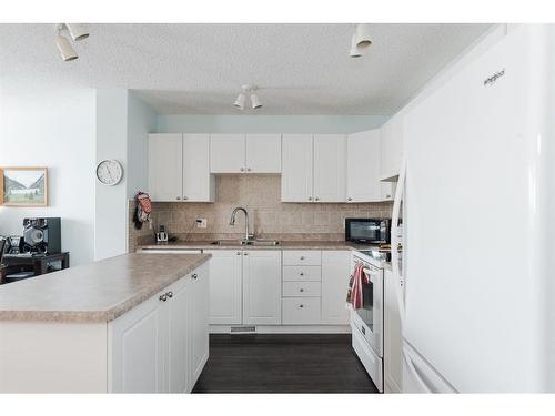 148 Kodiak Crescent, Fort Mcmurray, AB - Indoor Photo Showing Kitchen With Double Sink