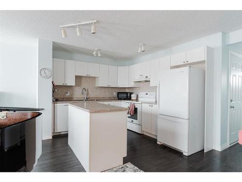 148 Kodiak Crescent, Fort Mcmurray, AB - Indoor Photo Showing Kitchen