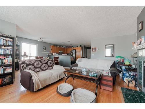 221 Sitka Drive, Fort Mcmurray, AB - Indoor Photo Showing Living Room