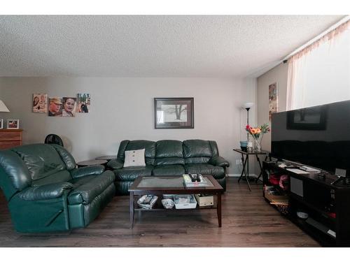 221 Sitka Drive, Fort Mcmurray, AB - Indoor Photo Showing Living Room