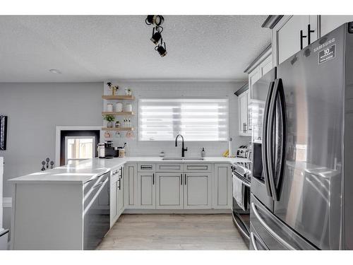 105 Silvertip Place, Fort Mcmurray, AB - Indoor Photo Showing Kitchen