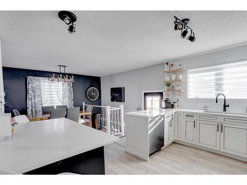 105 Silvertip Place, Fort Mcmurray, AB - Indoor Photo Showing Kitchen