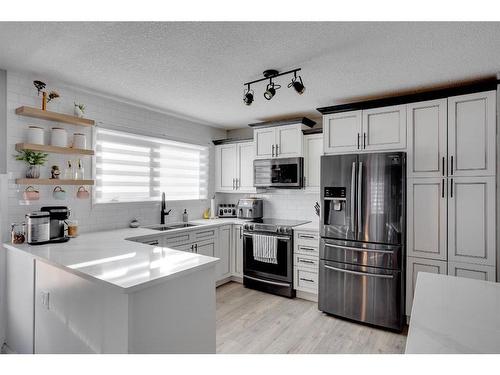 105 Silvertip Place, Fort Mcmurray, AB - Indoor Photo Showing Kitchen