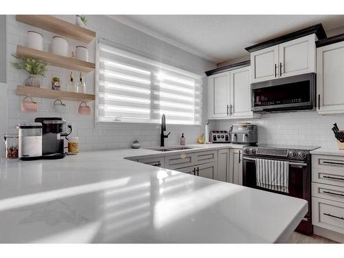 105 Silvertip Place, Fort Mcmurray, AB - Indoor Photo Showing Kitchen With Double Sink With Upgraded Kitchen