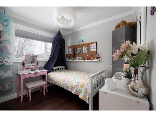 235 Cornwall Drive, Fort Mcmurray, AB - Indoor Photo Showing Bedroom