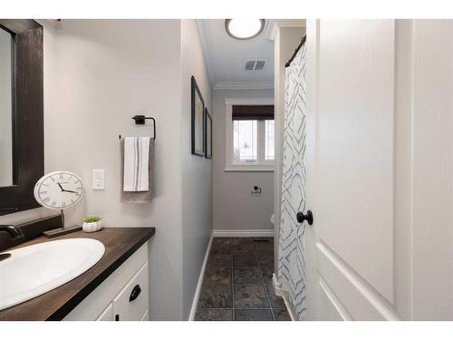 235 Cornwall Drive, Fort Mcmurray, AB - Indoor Photo Showing Bathroom